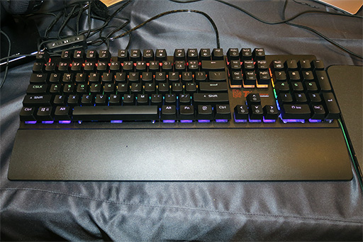 画像ギャラリー No.004のサムネイル画像 / ［CES 2017］正式発表前のゲーマー向けキーボードを複数目撃。Thermaltakeブースレポート