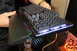 画像ギャラリー No.006のサムネイル画像 / ［CES 2017］正式発表前のゲーマー向けキーボードを複数目撃。Thermaltakeブースレポート