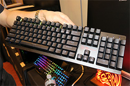 画像ギャラリー No.007のサムネイル画像 / ［CES 2017］正式発表前のゲーマー向けキーボードを複数目撃。Thermaltakeブースレポート