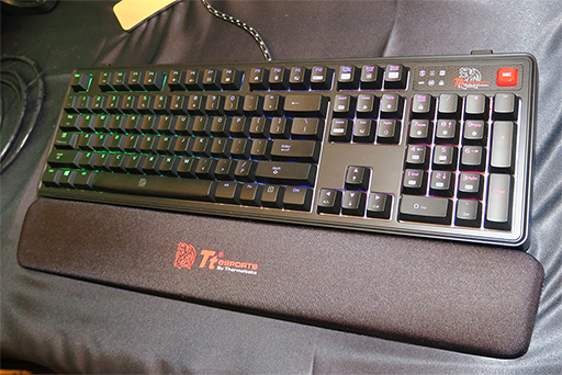 画像ギャラリー No.008のサムネイル画像 / ［CES 2017］正式発表前のゲーマー向けキーボードを複数目撃。Thermaltakeブースレポート