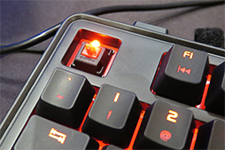画像ギャラリー No.010のサムネイル画像 / ［CES 2017］正式発表前のゲーマー向けキーボードを複数目撃。Thermaltakeブースレポート