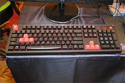 画像ギャラリー No.021のサムネイル画像 / ［CES 2017］正式発表前のゲーマー向けキーボードを複数目撃。Thermaltakeブースレポート