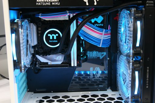 画像ギャラリー No.012のサムネイル画像 / 初音ミクコラボのTt eSPORTS製ゲームデバイスが9月10日にTSUKUMOで発売。「マジカルミライ2018」で展示予定