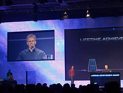 画像ギャラリー No.006のサムネイル画像 / ［GDC 2010］Game Developers Choice Awards授賞式では，Warren Spectorに呼ばれてWill Wrightが現れ，John Carmackがどんだけロックかを証明した