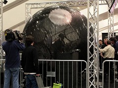画像ギャラリー No.002のサムネイル画像 / ［GDC 2010］見た目からして異様。仮想空間を体感できる装置「Virtusphere」とはなんだ？