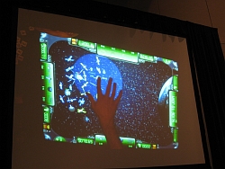 画像ギャラリー No.002のサムネイル画像 / ［GDC 2010］TRPGやDJプレイにも最適？　テーブル型ゲームエンターテイメント「Microsoft Surface」の直撮りムービーをUp