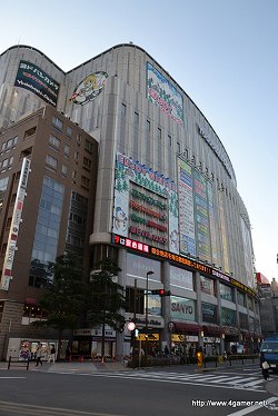 画像ギャラリー No.001のサムネイル画像 / ニンテンドー3DS発売初日の様子を見に秋葉原へ行ってきた。ヨドバシカメラ マルチメディアAkibaでは延べ2000人が行列。そして同発タイトルで人気が高いのは？