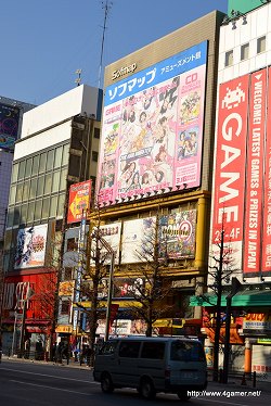画像ギャラリー No.002のサムネイル画像 / ニンテンドー3DS発売初日の様子を見に秋葉原へ行ってきた。ヨドバシカメラ マルチメディアAkibaでは延べ2000人が行列。そして同発タイトルで人気が高いのは？