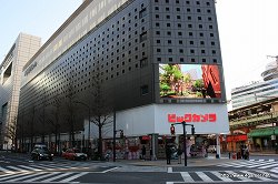 画像ギャラリー No.003のサムネイル画像 / ニンテンドー3DS発売初日の様子を見に秋葉原へ行ってきた。ヨドバシカメラ マルチメディアAkibaでは延べ2000人が行列。そして同発タイトルで人気が高いのは？