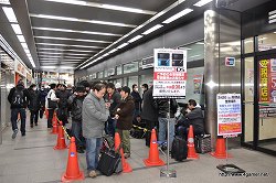 画像ギャラリー No.008のサムネイル画像 / ニンテンドー3DS発売初日の様子を見に秋葉原へ行ってきた。ヨドバシカメラ マルチメディアAkibaでは延べ2000人が行列。そして同発タイトルで人気が高いのは？