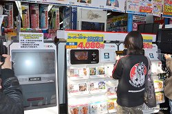 画像ギャラリー No.015のサムネイル画像 / ニンテンドー3DS発売初日の様子を見に秋葉原へ行ってきた。ヨドバシカメラ マルチメディアAkibaでは延べ2000人が行列。そして同発タイトルで人気が高いのは？
