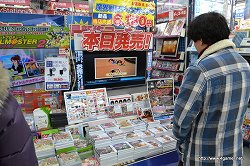 画像ギャラリー No.016のサムネイル画像 / ニンテンドー3DS発売初日の様子を見に秋葉原へ行ってきた。ヨドバシカメラ マルチメディアAkibaでは延べ2000人が行列。そして同発タイトルで人気が高いのは？