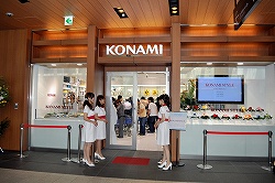 画像ギャラリー No.002のサムネイル画像 / 「東京ミッドタウン店をKONAMIの情報発信基地にしたい」コナミスタイルのアンテナショップが本日六本木にグランドオープン。「MGSPW」「ラブプラス」のショーケース展示や限定グッズの販売も