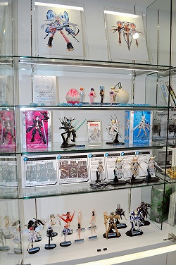 画像ギャラリー No.007のサムネイル画像 / 「東京ミッドタウン店をKONAMIの情報発信基地にしたい」コナミスタイルのアンテナショップが本日六本木にグランドオープン。「MGSPW」「ラブプラス」のショーケース展示や限定グッズの販売も