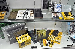画像ギャラリー No.008のサムネイル画像 / 「東京ミッドタウン店をKONAMIの情報発信基地にしたい」コナミスタイルのアンテナショップが本日六本木にグランドオープン。「MGSPW」「ラブプラス」のショーケース展示や限定グッズの販売も