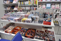 画像ギャラリー No.018のサムネイル画像 / 「東京ミッドタウン店をKONAMIの情報発信基地にしたい」コナミスタイルのアンテナショップが本日六本木にグランドオープン。「MGSPW」「ラブプラス」のショーケース展示や限定グッズの販売も