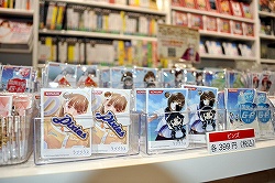 画像ギャラリー No.024のサムネイル画像 / 「東京ミッドタウン店をKONAMIの情報発信基地にしたい」コナミスタイルのアンテナショップが本日六本木にグランドオープン。「MGSPW」「ラブプラス」のショーケース展示や限定グッズの販売も