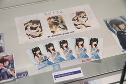 画像ギャラリー No.006のサムネイル画像 / 前日20:00から並ぶ“マナカレシ”も……? コナミスタイル東京ミッドタウン店が“マナカ バースデー ウィーク”に沸く