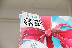 画像ギャラリー No.011のサムネイル画像 / 前日20:00から並ぶ“マナカレシ”も……? コナミスタイル東京ミッドタウン店が“マナカ バースデー ウィーク”に沸く