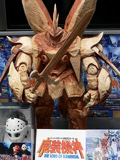 画像ギャラリー No.001のサムネイル画像 / 「スーパーロボット大戦OGサーガ 魔装機神 THE LORD OF ELEMENTAL」本日発売！　木彫りの「サイバスター」を秋葉原に見に行こう