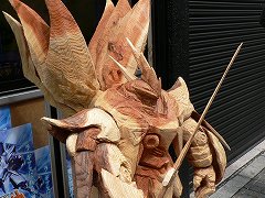 画像ギャラリー No.008のサムネイル画像 / 「スーパーロボット大戦OGサーガ 魔装機神 THE LORD OF ELEMENTAL」本日発売！　木彫りの「サイバスター」を秋葉原に見に行こう