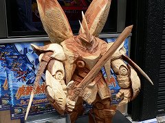 画像ギャラリー No.009のサムネイル画像 / 「スーパーロボット大戦OGサーガ 魔装機神 THE LORD OF ELEMENTAL」本日発売！　木彫りの「サイバスター」を秋葉原に見に行こう