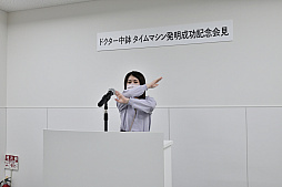 画像ギャラリー No.002のサムネイル画像 / 14周年を迎える「STEINS;GATE」,本日から秋葉原ラジオ会館では特別展示とグッズ販売を実施,イベント限定の景品が当たるカプセルトイも