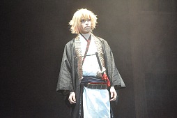 画像ギャラリー No.010のサムネイル画像 / ついに開幕した「ミュージカル『薄桜鬼』斎藤一 篇」のプレビュー公演を写真でレポート。30-DELUXの熱い演技や秀逸なBGMは必見