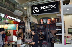 画像ギャラリー No.003のサムネイル画像 / ［COMPUTEX］XFXは3画面スタンドやマウスパッドを披露。「正攻法じゃない」ところが面白い？