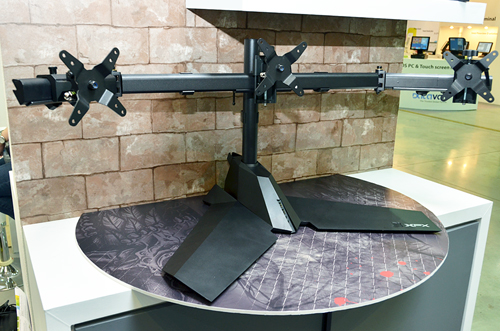 画像ギャラリー No.005のサムネイル画像 / ［COMPUTEX］XFXは3画面スタンドやマウスパッドを披露。「正攻法じゃない」ところが面白い？
