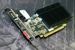 画像ギャラリー No.018のサムネイル画像 / ［COMPUTEX］XFXは3画面スタンドやマウスパッドを披露。「正攻法じゃない」ところが面白い？