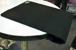 画像ギャラリー No.022のサムネイル画像 / ［COMPUTEX］XFXは3画面スタンドやマウスパッドを披露。「正攻法じゃない」ところが面白い？