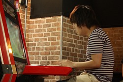 画像ギャラリー No.005のサムネイル画像 / 聖地タイステが歓声に沸いた。「スパIV AE」のトーナメントとエキシビションで盛り上がった「ウメハラPRESENTS EVO前哨戦！」レポート