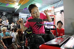 画像ギャラリー No.008のサムネイル画像 / 聖地タイステが歓声に沸いた。「スパIV AE」のトーナメントとエキシビションで盛り上がった「ウメハラPRESENTS EVO前哨戦！」レポート