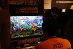 画像ギャラリー No.008のサムネイル画像 / 「スパIV AE」最強の座が決定した公式大会「最強頂上決戦」レポート。Ver.2012の総決算となる優勝カップは,プロゲーマー・ときど選手の手に
