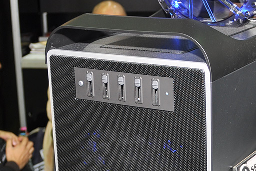 画像ギャラリー No.025のサムネイル画像 / ［COMPUTEX］“小さなMac Pro”風のゲーマー向けMini-ITXケース「Prodigy」。その拡張性は一見の価値あり