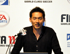 画像ギャラリー No.002のサムネイル画像 / 「FIFA 11 ワールドクラスサッカー」発売を記念して,日本代表前監督,岡田武史氏が世界選抜チームを結成