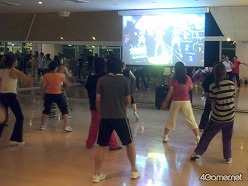 画像ギャラリー No.009のサムネイル画像 / 日本マイクロソフトとスポーツクラブNASが共同開発したダンス式エクササイズ「みんなで Dance Central」。そのレッスンの模様を取材してきた