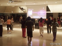 画像ギャラリー No.010のサムネイル画像 / 日本マイクロソフトとスポーツクラブNASが共同開発したダンス式エクササイズ「みんなで Dance Central」。そのレッスンの模様を取材してきた