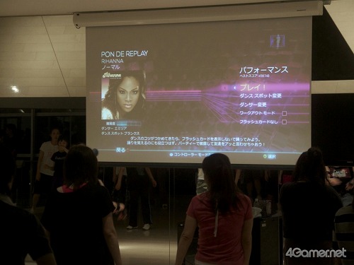 画像ギャラリー No.011のサムネイル画像 / 日本マイクロソフトとスポーツクラブNASが共同開発したダンス式エクササイズ「みんなで Dance Central」。そのレッスンの模様を取材してきた