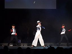 画像ギャラリー No.013のサムネイル画像 / 「マイケル・ジャクソン ザ・エクスペリエンス」のダンスコンテンストに200名以上のダンサーが集結。ケント・モリさんもステージでパフォーマンス披露
