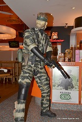 画像ギャラリー No.019のサムネイル画像 / 「METAL GEAR SOLID SNAKE EATER 3D」に,杉原杏璃さんや仁藤みさきさんのポスターが登場。拡張スライドパッドでの操作方法も判明した,HOOTERS TOKYOでのイベントをレポート