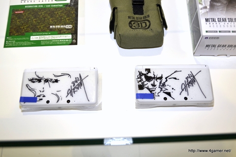 画像ギャラリー No.001のサムネイル画像 / 「METAL GEAR SOLID SNAKE EATER 3D」の発売記念抽選会は3月14日まで実施。小島監督のサイン＆新川洋司氏のイラスト入り3DS本体も展示中