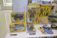 画像ギャラリー No.006のサムネイル画像 / 「METAL GEAR SOLID SNAKE EATER 3D」の発売記念抽選会は3月14日まで実施。小島監督のサイン＆新川洋司氏のイラスト入り3DS本体も展示中
