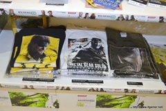 画像ギャラリー No.007のサムネイル画像 / 「METAL GEAR SOLID SNAKE EATER 3D」の発売記念抽選会は3月14日まで実施。小島監督のサイン＆新川洋司氏のイラスト入り3DS本体も展示中