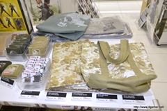 画像ギャラリー No.009のサムネイル画像 / 「METAL GEAR SOLID SNAKE EATER 3D」の発売記念抽選会は3月14日まで実施。小島監督のサイン＆新川洋司氏のイラスト入り3DS本体も展示中
