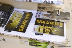 画像ギャラリー No.010のサムネイル画像 / 「METAL GEAR SOLID SNAKE EATER 3D」の発売記念抽選会は3月14日まで実施。小島監督のサイン＆新川洋司氏のイラスト入り3DS本体も展示中