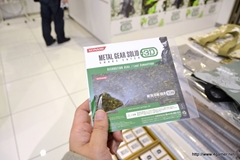 画像ギャラリー No.014のサムネイル画像 / 「METAL GEAR SOLID SNAKE EATER 3D」の発売記念抽選会は3月14日まで実施。小島監督のサイン＆新川洋司氏のイラスト入り3DS本体も展示中