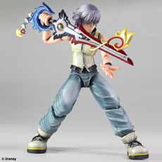 画像ギャラリー No.010のサムネイル画像 / 「KINGDOM HEARTS 3D」のアクションフィギュア「PLAY ARTS改 -KAI- ソラ/リク」が8月上旬に発売。3種類の武器や手のパーツを組み合わせてポージングを楽しめる