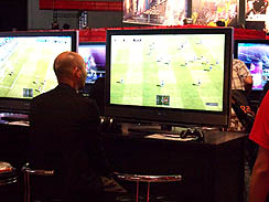 画像ギャラリー No.002のサムネイル画像 / ［TGS 2010］「ワールドサッカー ウイニングイレブン 2011」は、プレイヤースキルの差が勝負の分かれ目に？